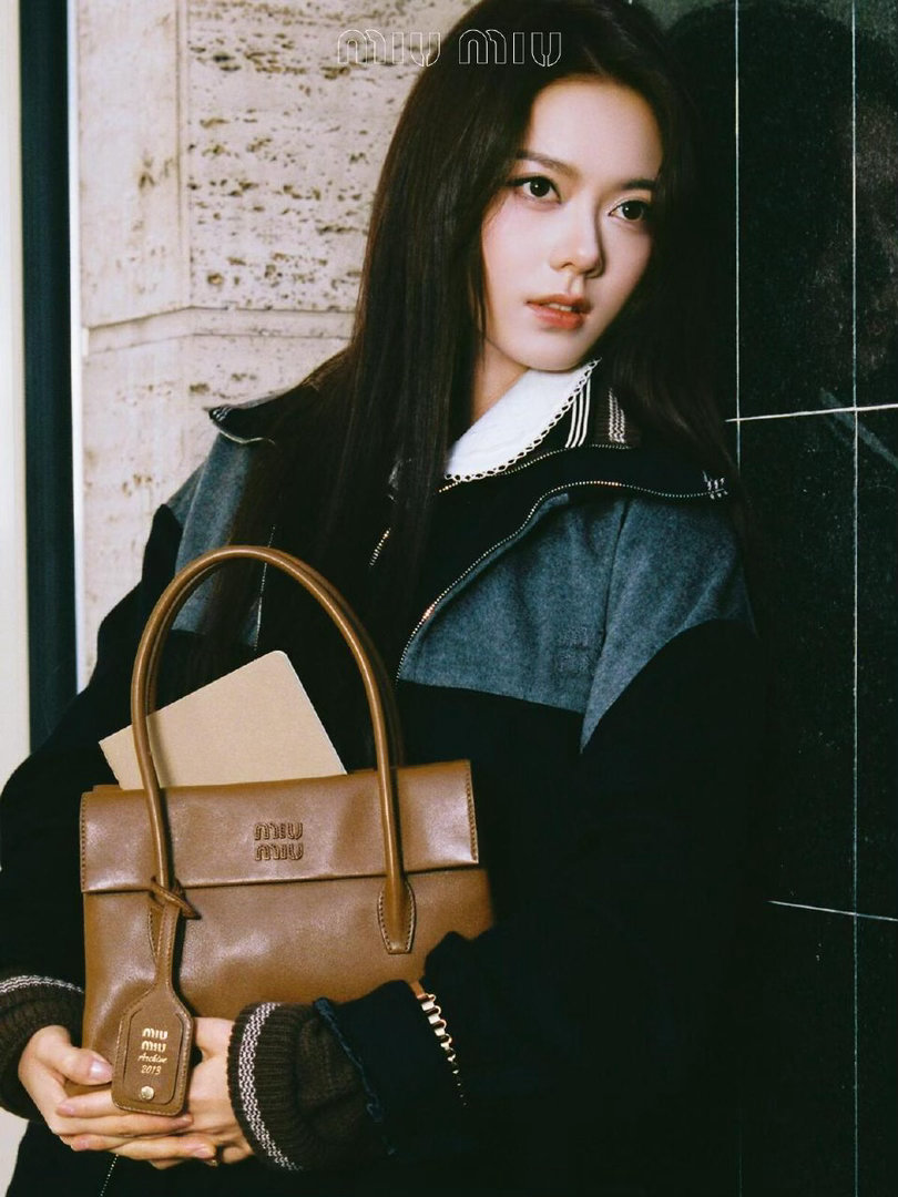 赵今麦MiuMiu新物料，她真的风格不设限，时尚持续发力中，miu也很宠