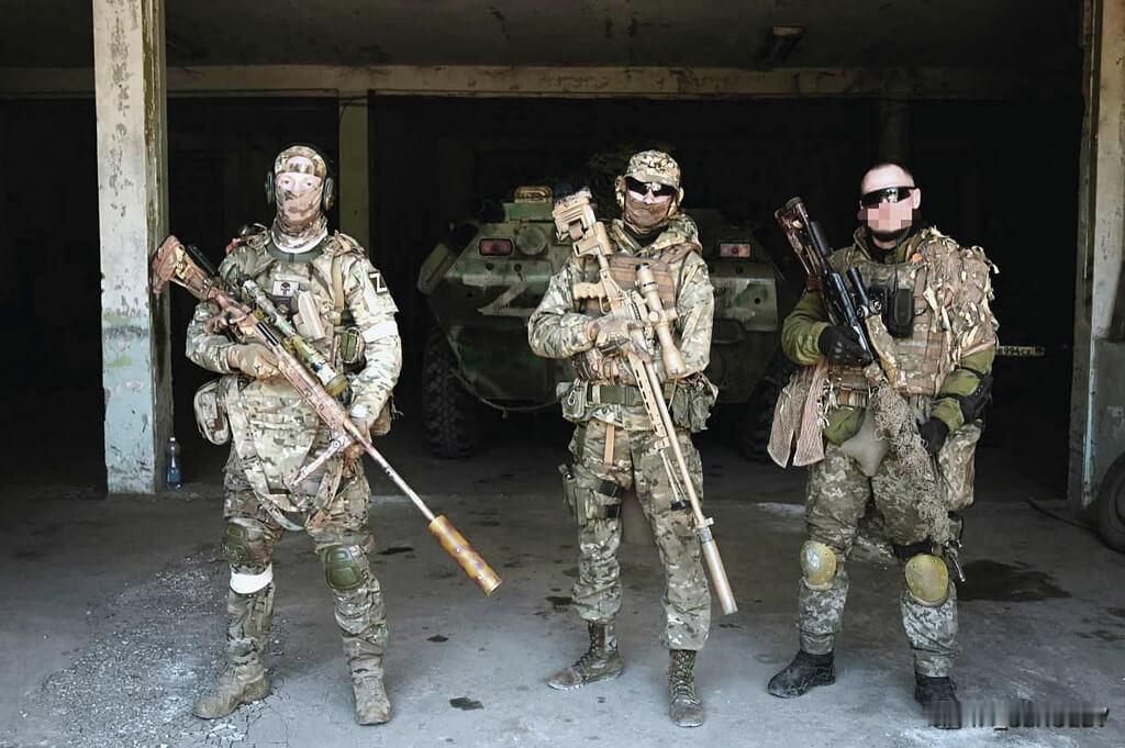 俄罗斯军队使用的狙击步枪（从左至右）：斯太尔-曼利彻SSG08；SV-98（铝