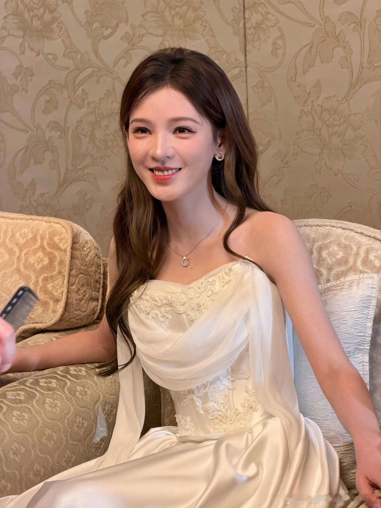 1.王鸥的前任勾搭上了新的富婆，当然不再继续纠缠，也不给抚养费，让她自己想办法照顾女儿。2.蓝盈莹其