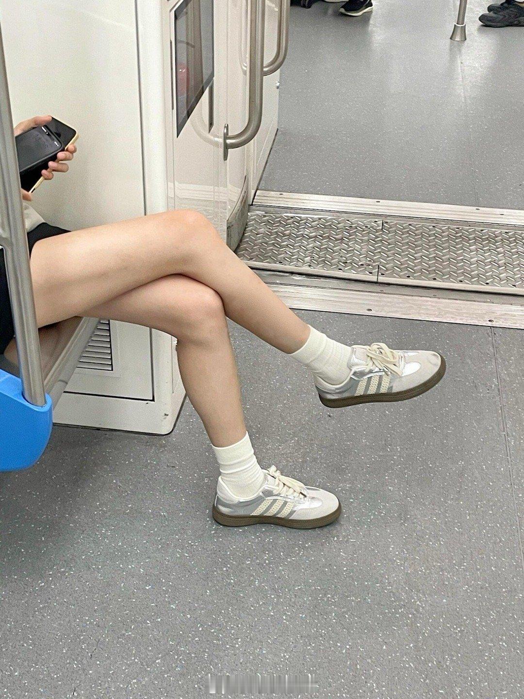 我服了!!地铁上看见的本命德训鞋!我!服!了!坐个地铁都能看见我的本命德训鞋，版