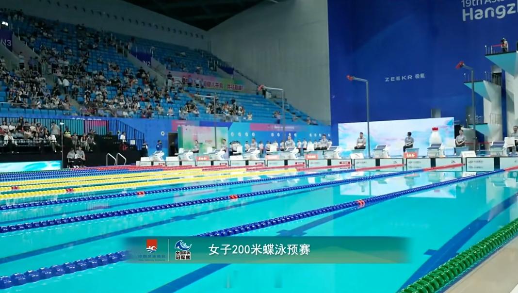 2026年全国游泳冠军赛出场口改到了侧面，中间只剩很小一块LED屏