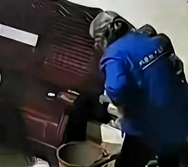 一个三十六岁的男子翻看家里监控，看见自己亲妈在客厅地板上爬了三小时，保姆坐在沙发