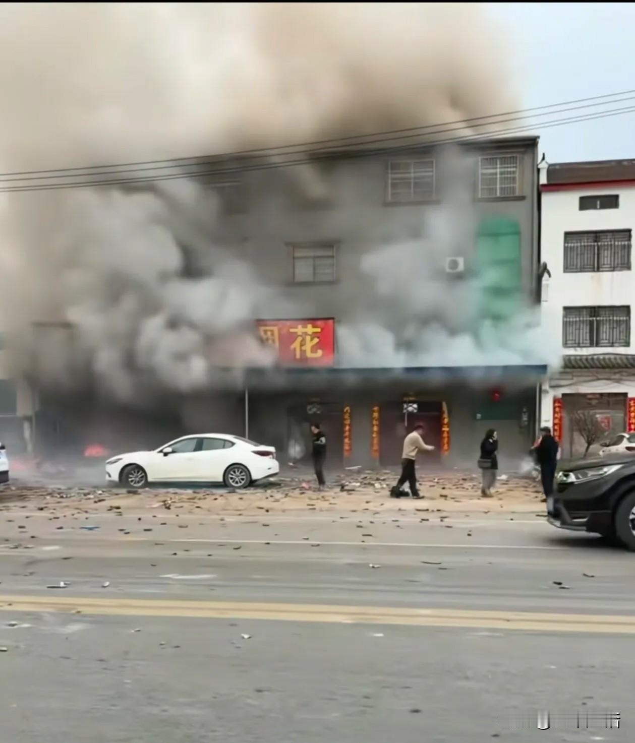 湖北宜城烟花爆竹店事故让人心慌慌的，12条人命说没就没了，看到那个卖烟花的环境，