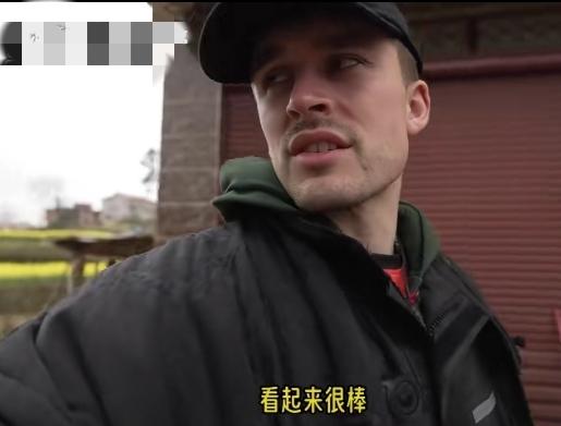 近日，两名美国博主在湖南邵阳骑行时迷路，竟把当地办喜丧的帐篷误当成餐厅，直接上前