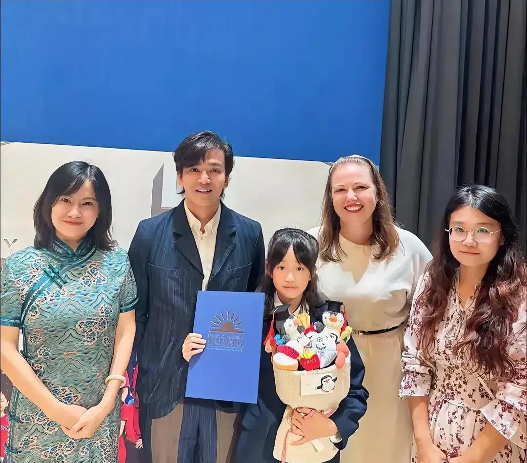 陈晓东和老婆参加了11岁大女儿朵朵的毕业典礼而且陈晓东和女儿互动超有爱，他用玩具