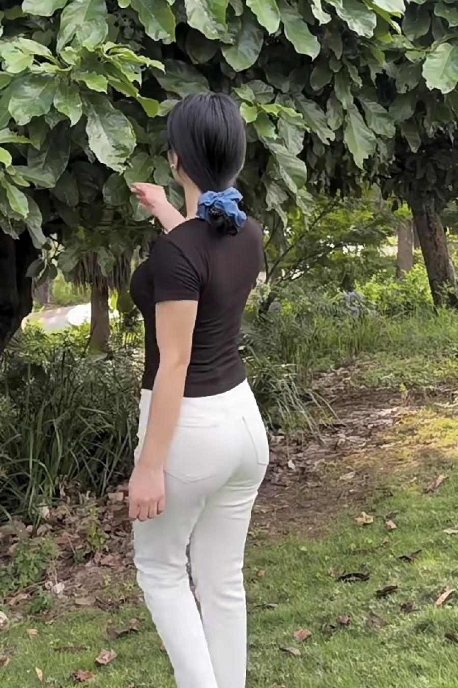 我舅舅家的表弟，在烟草专卖局工作，却娶了一个不生孩子的二婚女人。我舅妈在家天天以