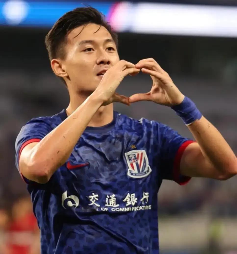 带着半斤积液，他踢完了42场首发。医生抽出的5管浑浊液体，在他膝盖里住了整