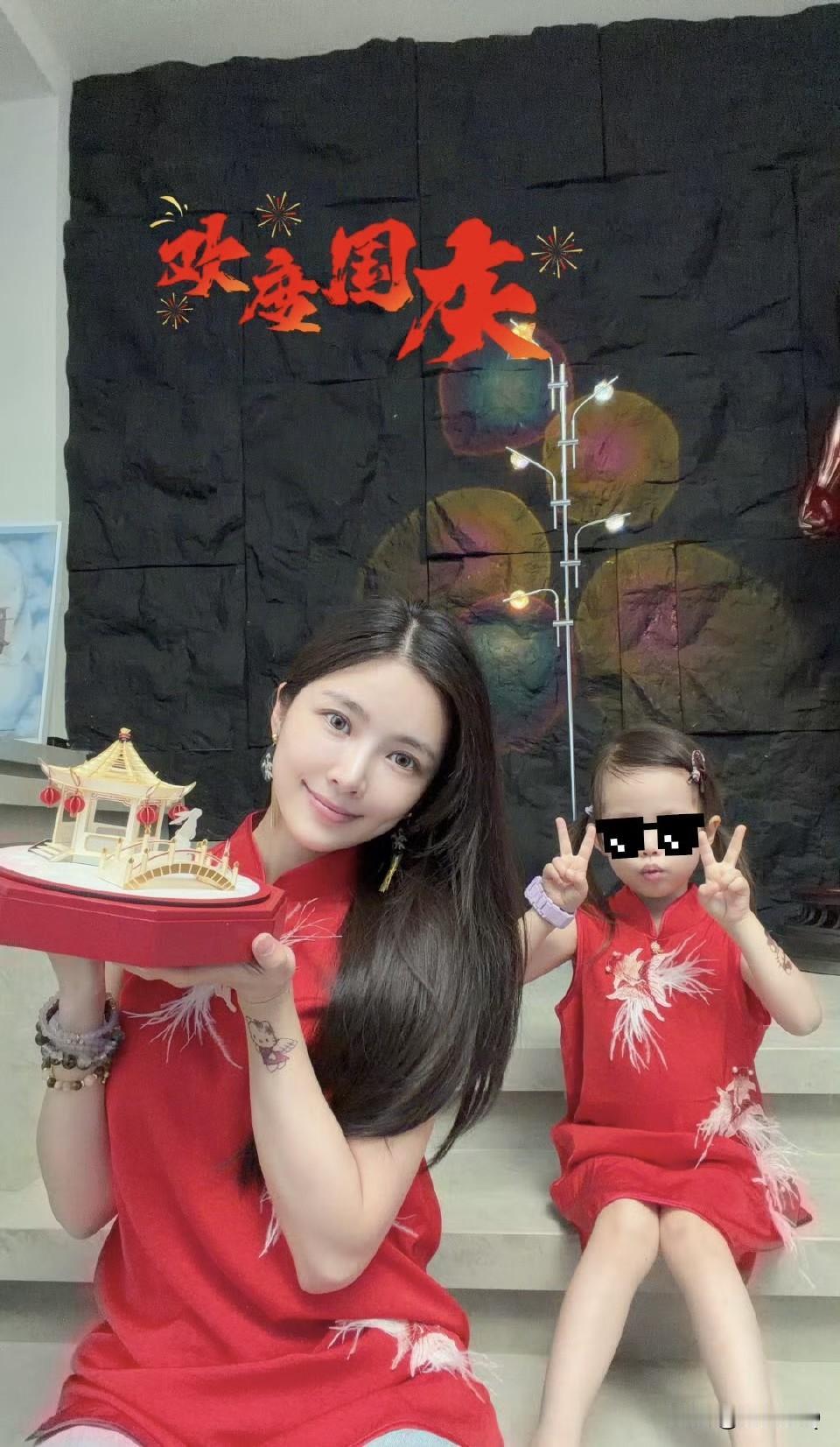 每逢重大节日，杜淳老婆王灿都会和闺女穿上亲子装。这次国庆，王灿和女儿蛋饺特意穿上