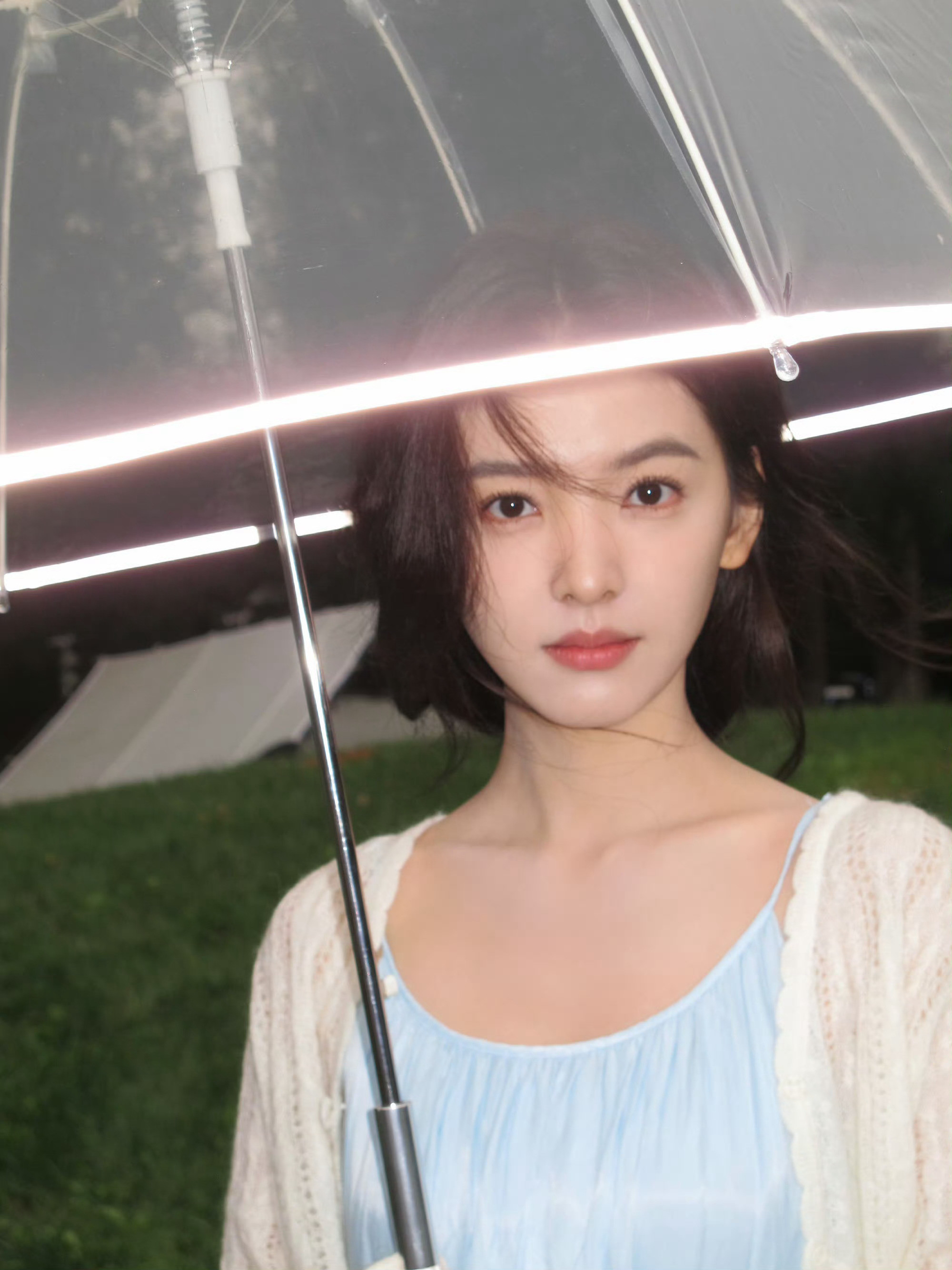 章若楠这个笑好甜爱了姐姐最近降温了照顾好自己出门记得多穿点衣服