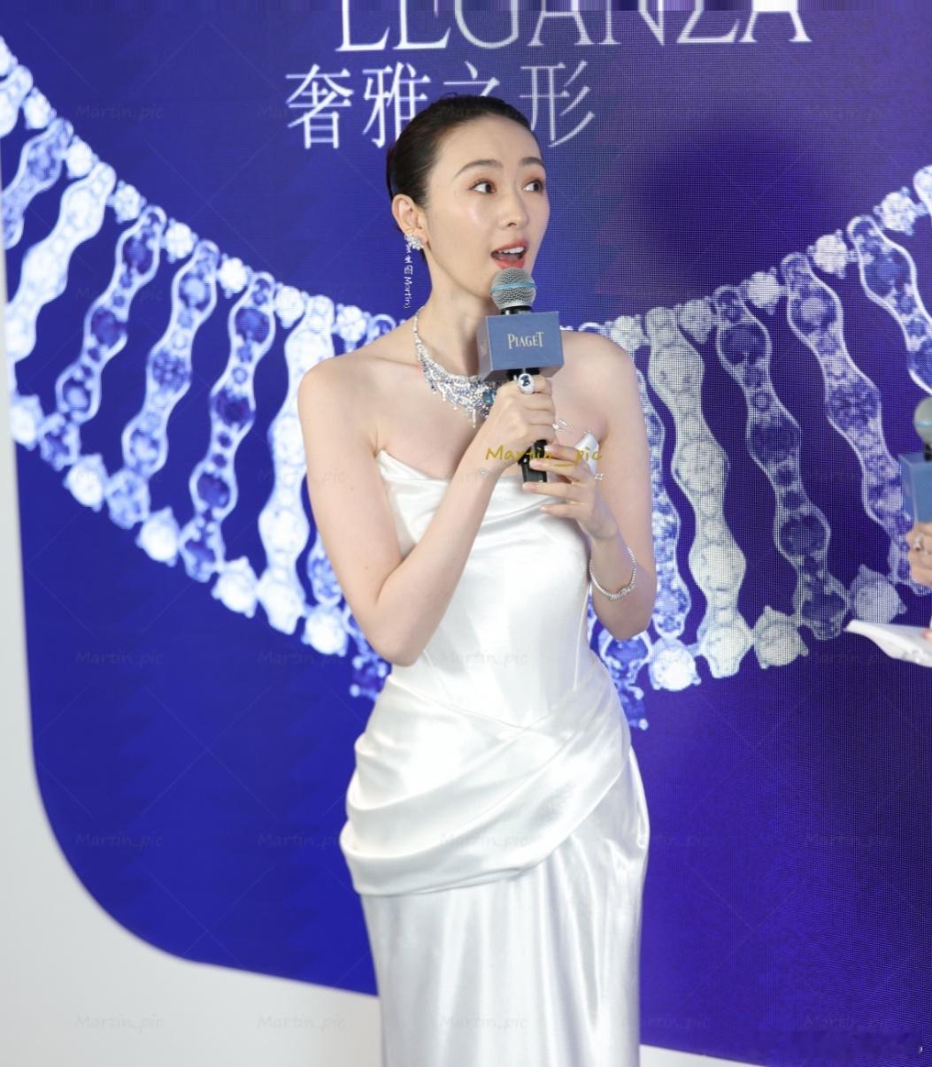 童瑶风格大变 谁被童瑶海边造型惊艳到了？玫瑰纱裙配海边背景，胸前大玫瑰点缀超绝，