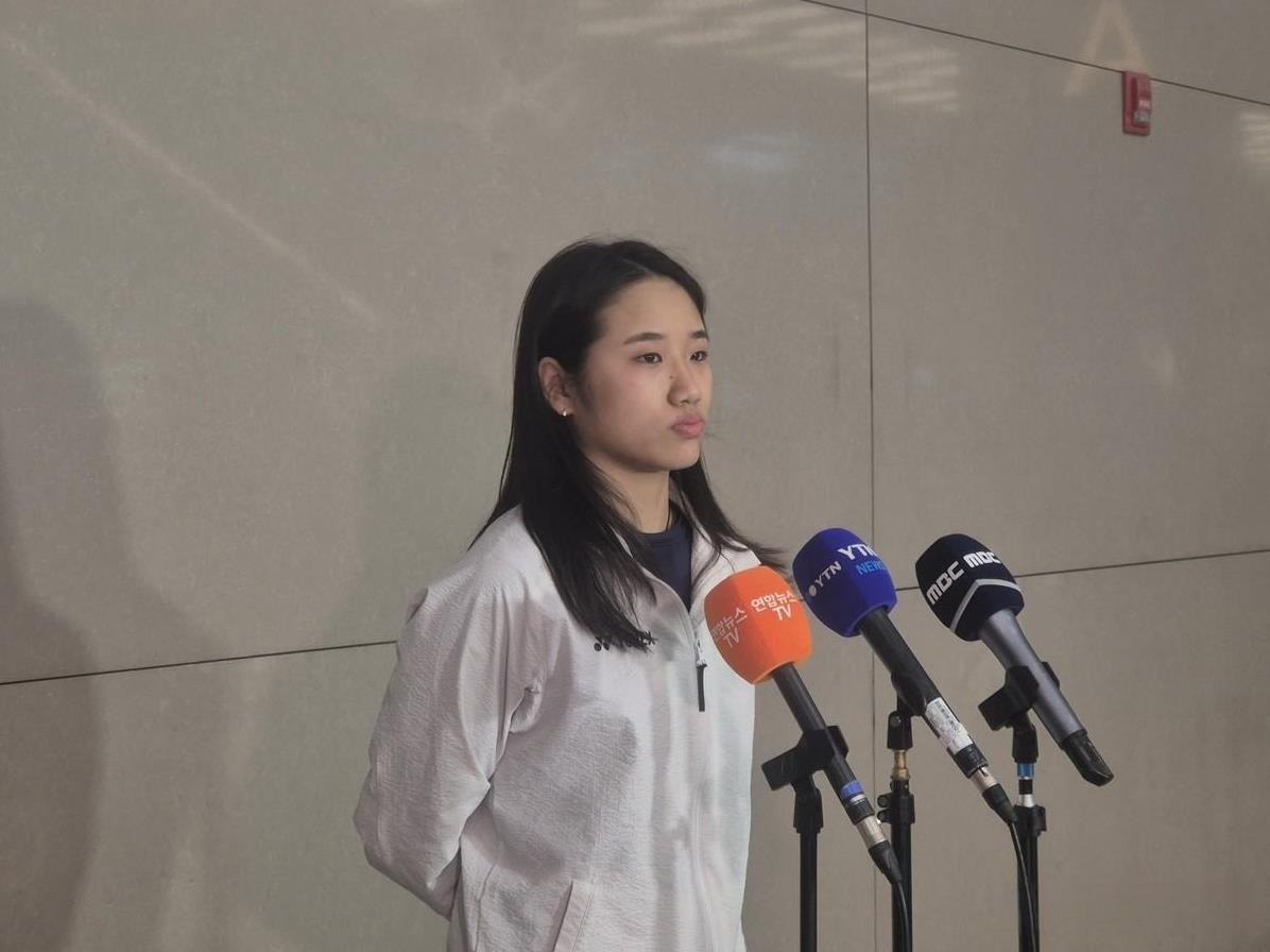 韩国羽毛球女皇安洗莹已经飞回仁川国际机场，发表了针对王祉怡的不尊重言论。在苏迪曼