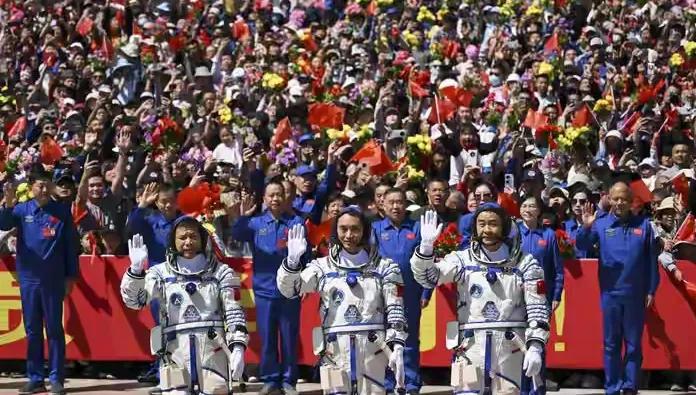 太空快递返航遇阻！神舟二十号为何突然“刹车”？11月5日，本该按计划“回家”