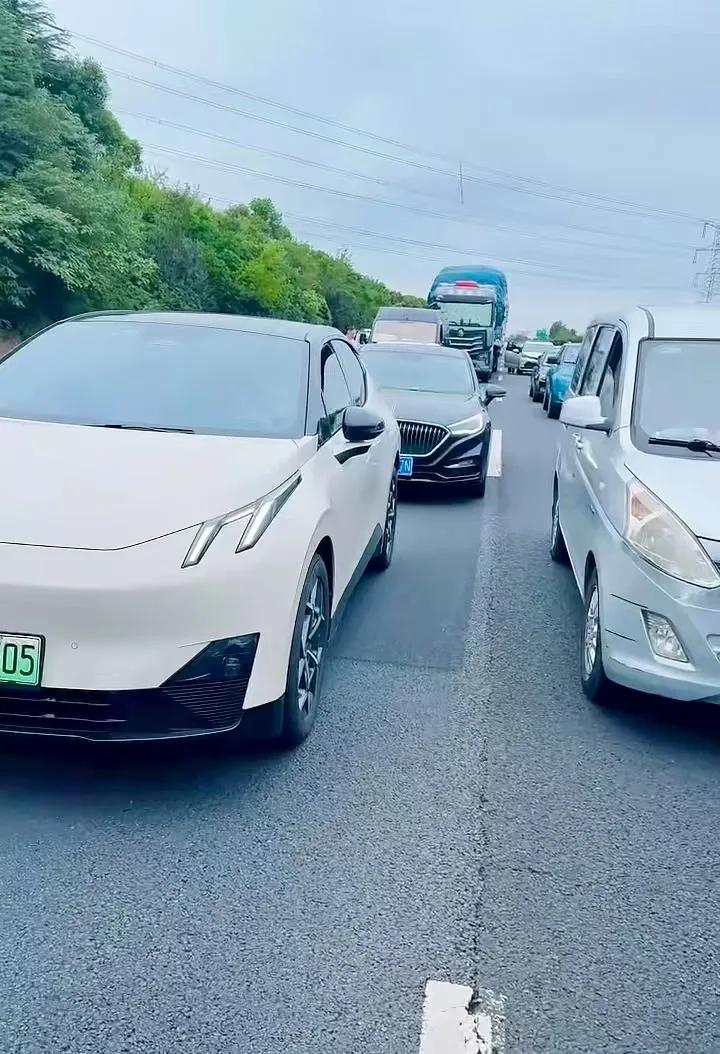 返程堵车时，燃油车车主沉默了。作为燃油车车主来说，面对路堵一点没有沉默。反而觉