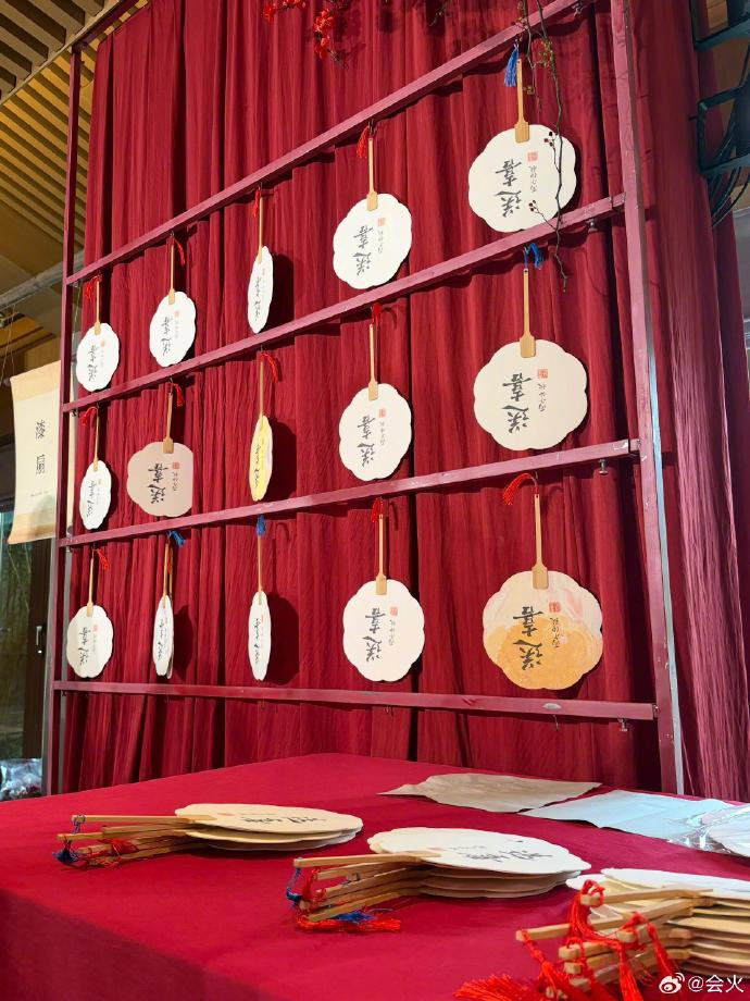 许嵩冯禧回门宴细节图许嵩冯禧回门宴细节图有，非常古风的感觉，还有制香囊的环节~