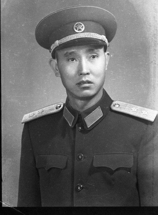 开国中将周志坚与王近山一样，都是红四方面军出身的勇将，因生活作风问题受处分被降职