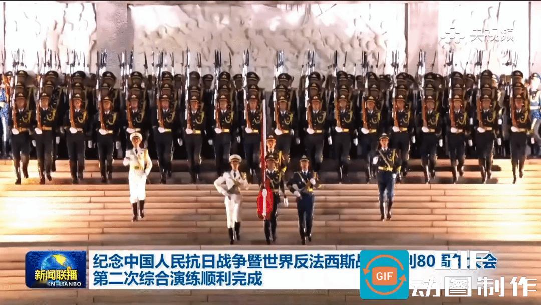 见过吗？三军仪仗队从人民英雄纪念碑前走来，律动的身影投射到纪念碑上，仿佛英烈们的