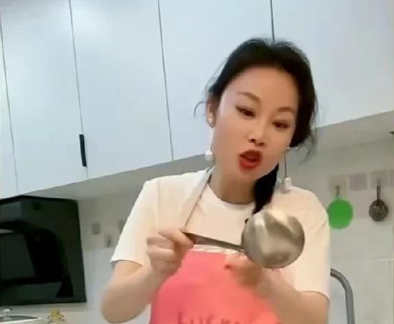 草帽姐手里拿着一个饭勺，笑得格外灿烂，说她女儿乐乐打电话告诉她，前夫李超带着新女