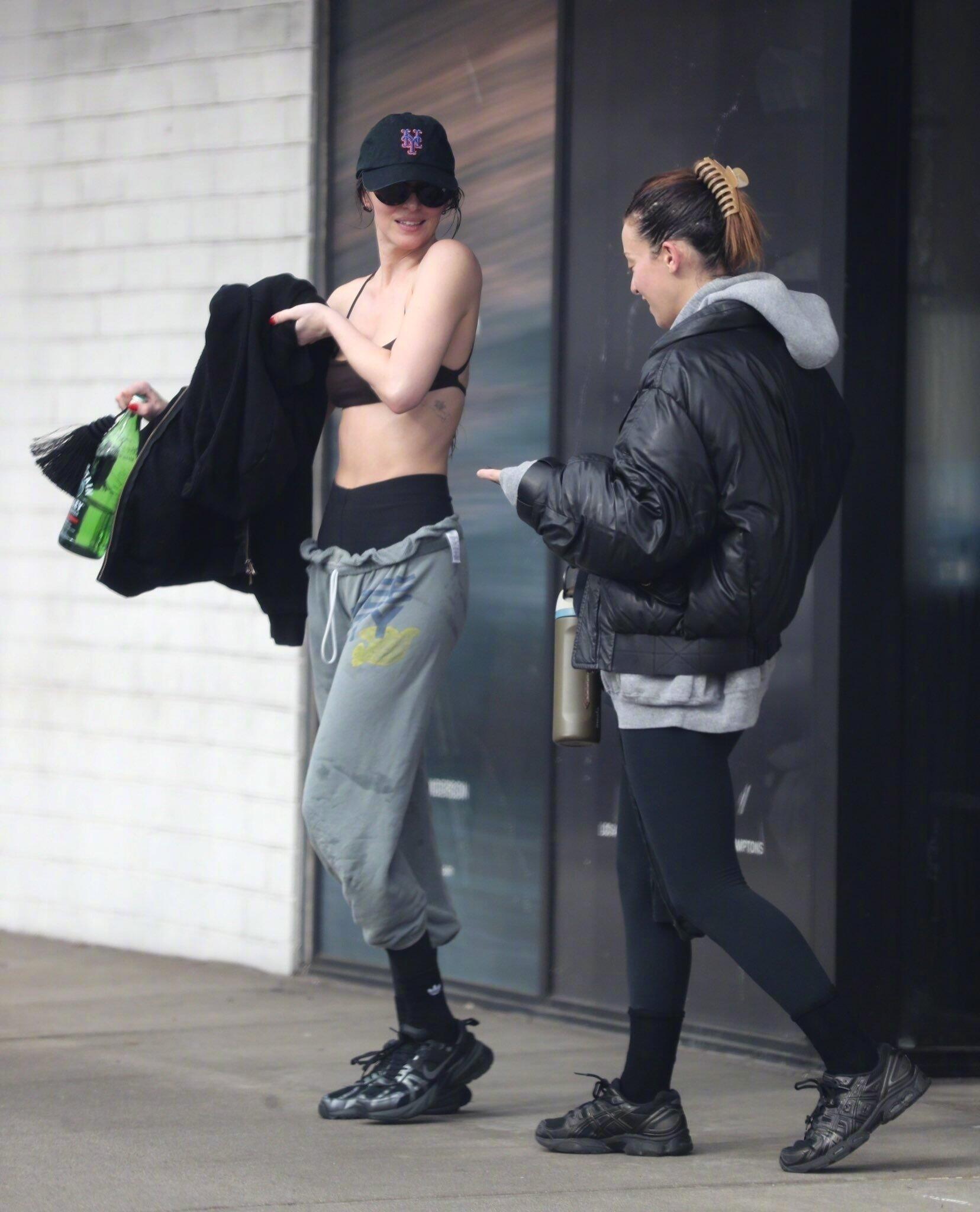 DakotaJohnson达妹离开健身房🥵