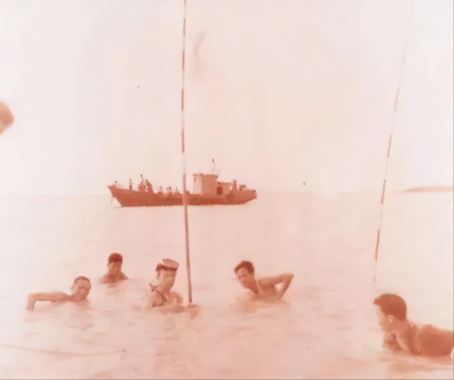 1981年，泉州渔民向有关部门报告:发现一片奇怪海域，每次捕捞，渔网总会出现大窟