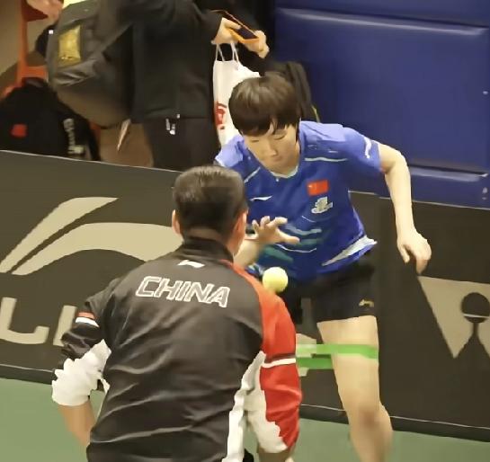 成都混合团体世界杯，比赛场馆后台，王曼昱在体能教练孙奇老师的带领下进一步强化身体