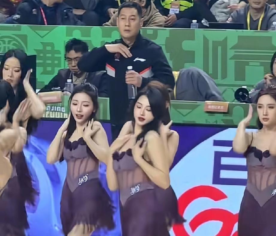 CBA开始亲手扭断“性感”的脖子了。你发现没，现在看球，最尴尬的时刻可能是暂停