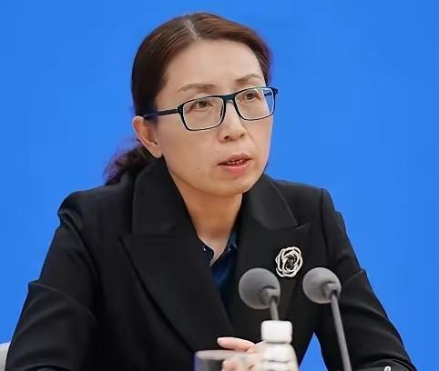 焦雅辉终于离开北京了。这姐们儿在发布会上说话永远不用看稿子，数据张嘴就来，大家就