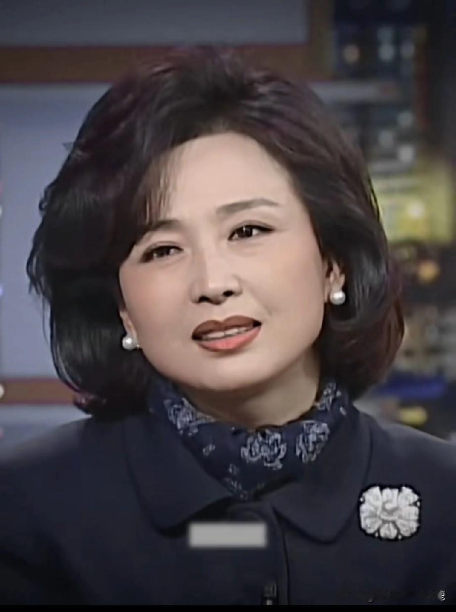 一眼便难以忘怀的女人！宛如烙印深深刻在心底，绝对无法忘却的女人！她是气质出尘