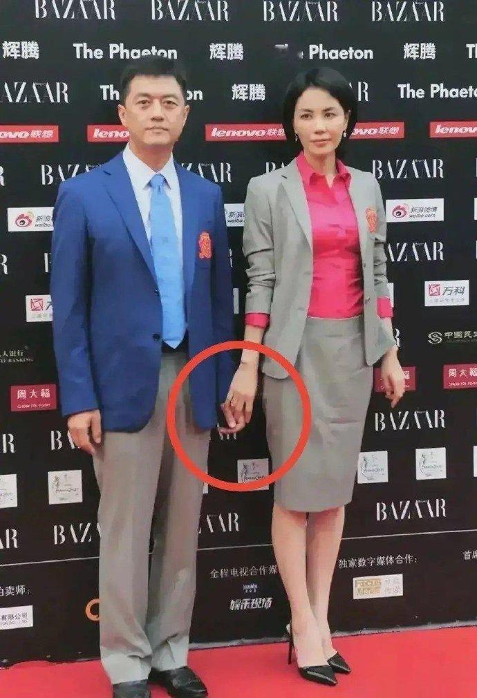 王菲当初还是深爱李亚鹏的，眼神和手势作不了假​​​