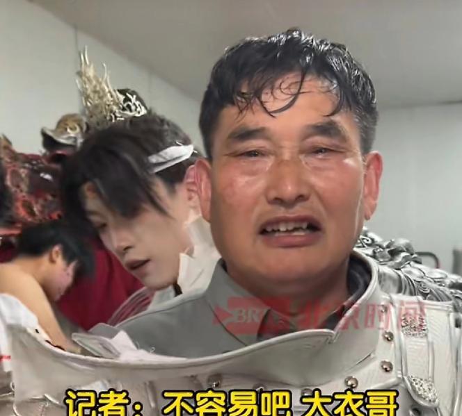 5月4日北京时间报道，“大衣哥”朱之文突然冲上热搜，一段视频被曝光出来。他脱下几