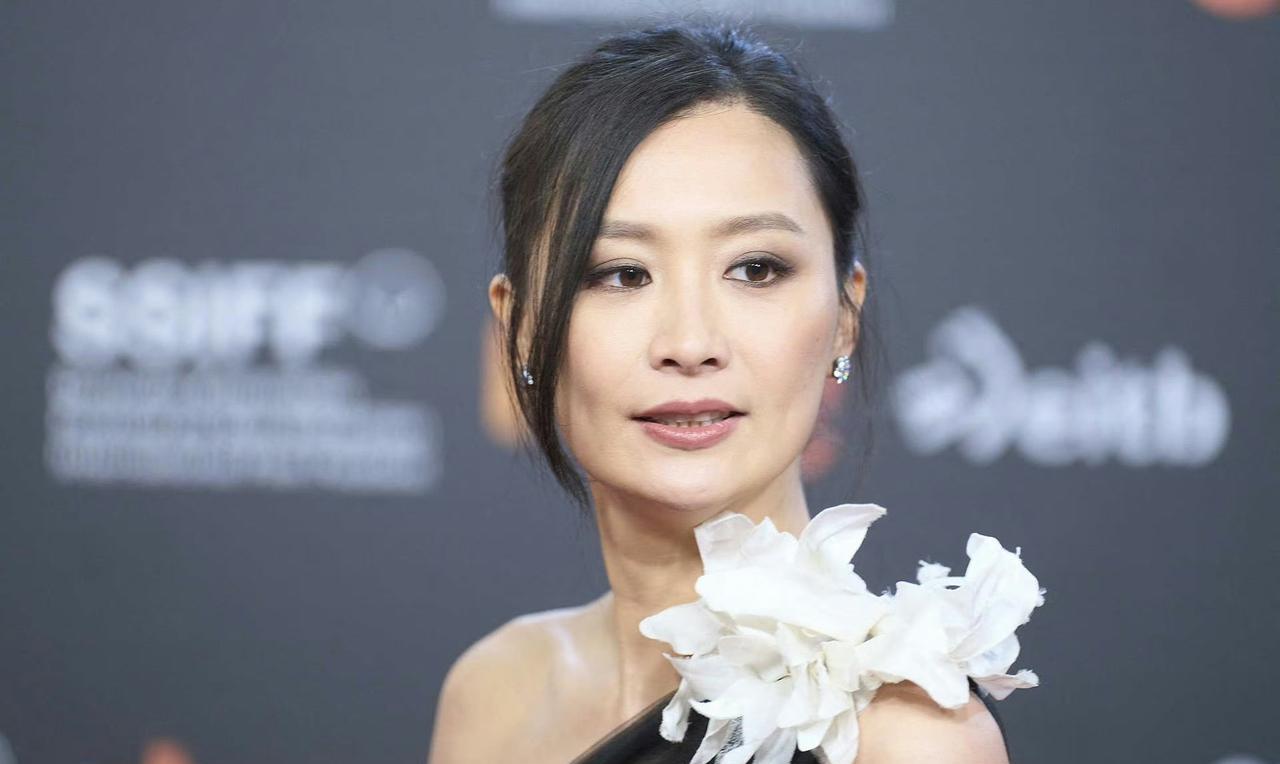 她已经成为国际巨星了，嫁给法国外交官后，她直接放弃香港娱乐圈，直接去美国发展了，