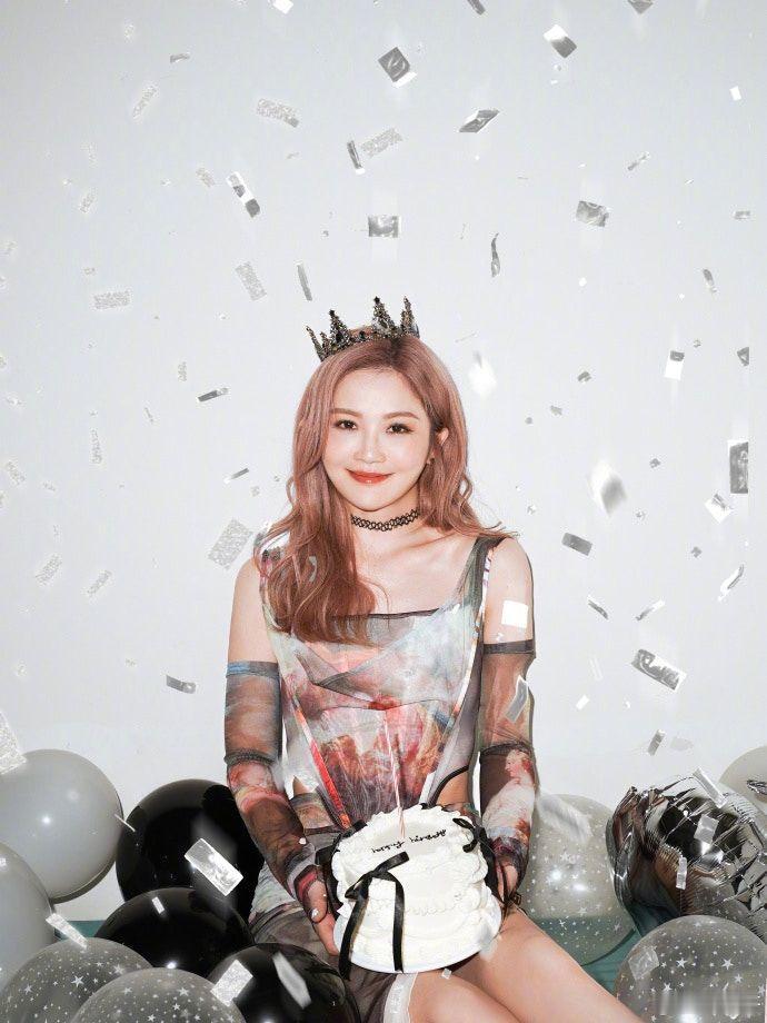 阿Sa在上海参加活动时行李箱居然被人错拿，连换洗衣物都没有！只能临时向工作人员借