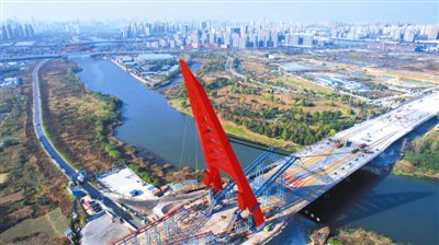 合肥龙岗路跨南淝河特大桥钢塔竖转顺利完成