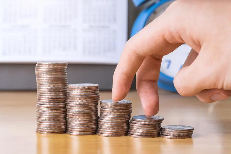 存钱和买保险哪个更靠谱，这得看个人情况。存钱就像有个安全的小金库，风险低、流动性