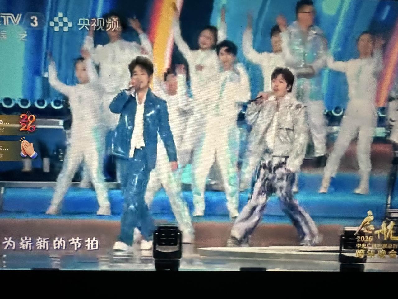 苏醒王栎鑫央视跨年晚会与机器人共舞！太帅了，这两个哥哥。舞台设计很有科技感。