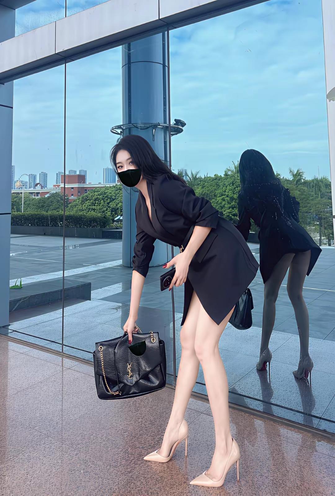 镜中人影动，风里暗香来。