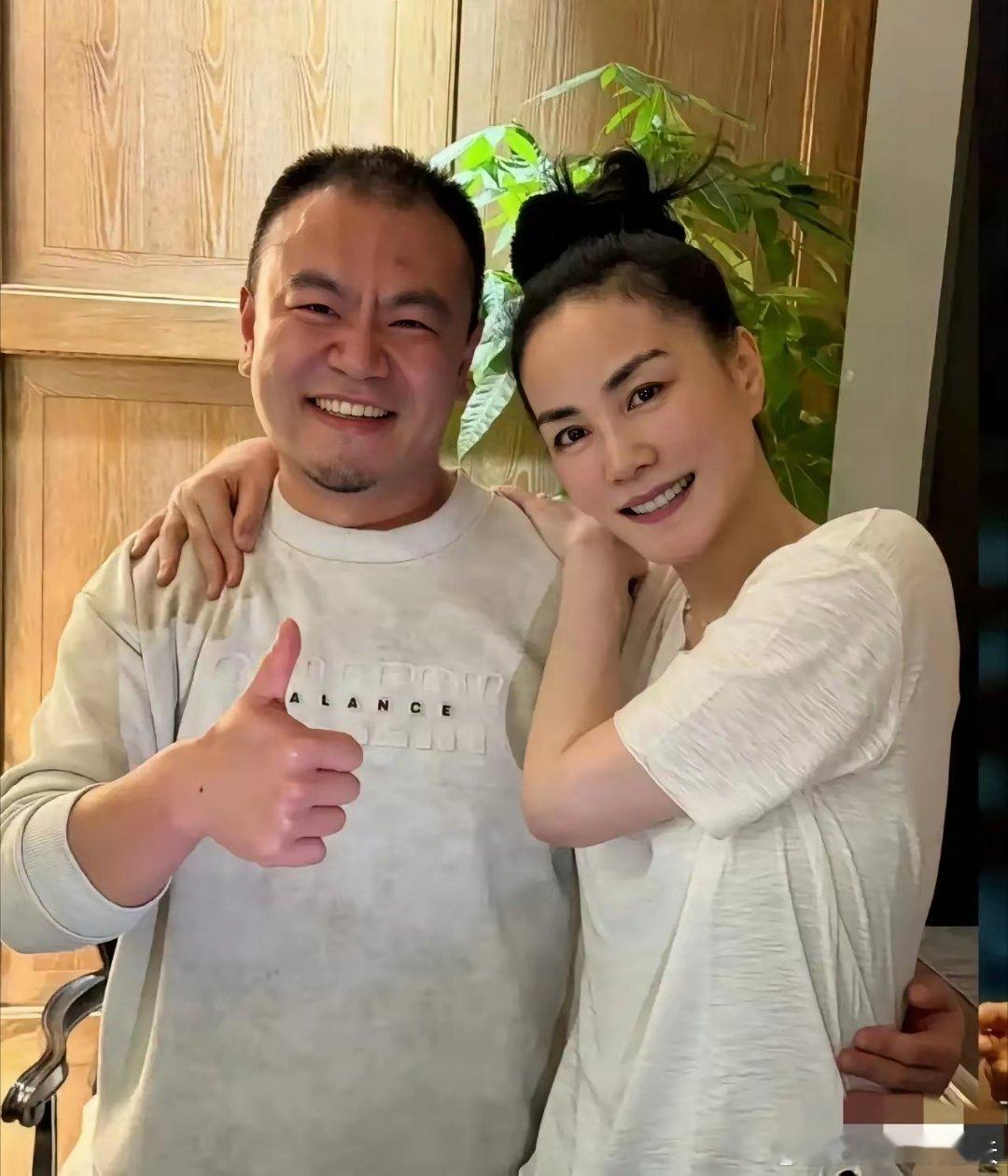 驻颜有术！5月13日，天后王菲，突然冲上了热搜。原因是，网上曝光了一张照片，只见