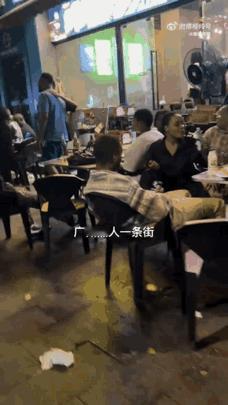 “广州黑人一条街”人挤人，这到底是留学生狂欢，还是啥别的情况？看着视频里那热
