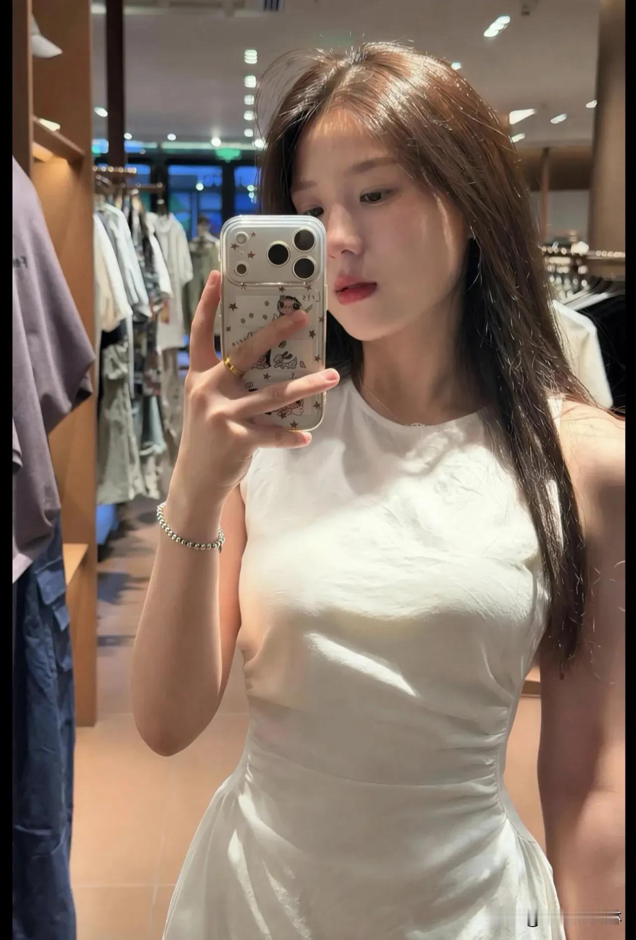 今日颜值巅峰，自己都忍不住多看几眼！镜子里的自信光芒，藏不住的小骄傲～