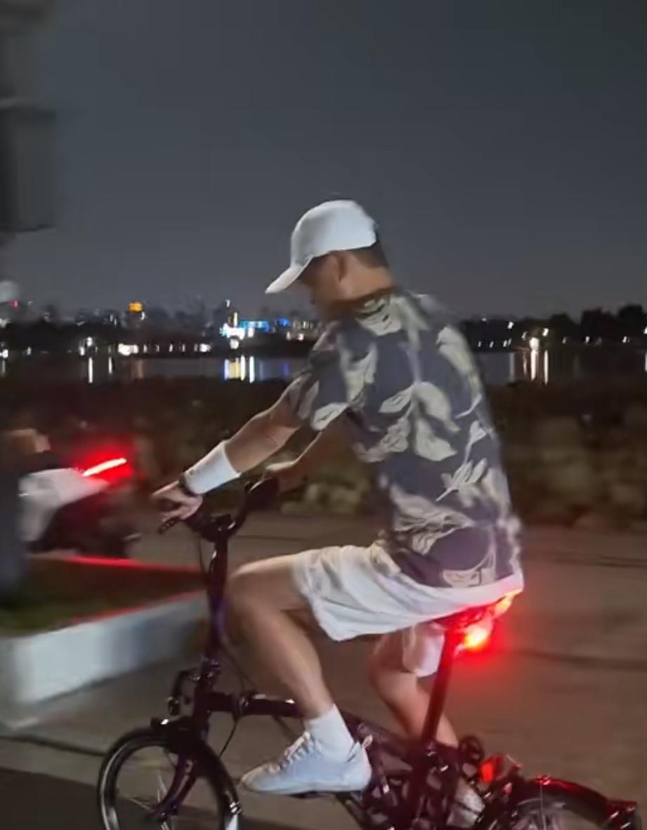 7月16日晚，有网友在杭州西湖骑行时，偶遇阿里巴巴创始人马云。马老师“一人一羁