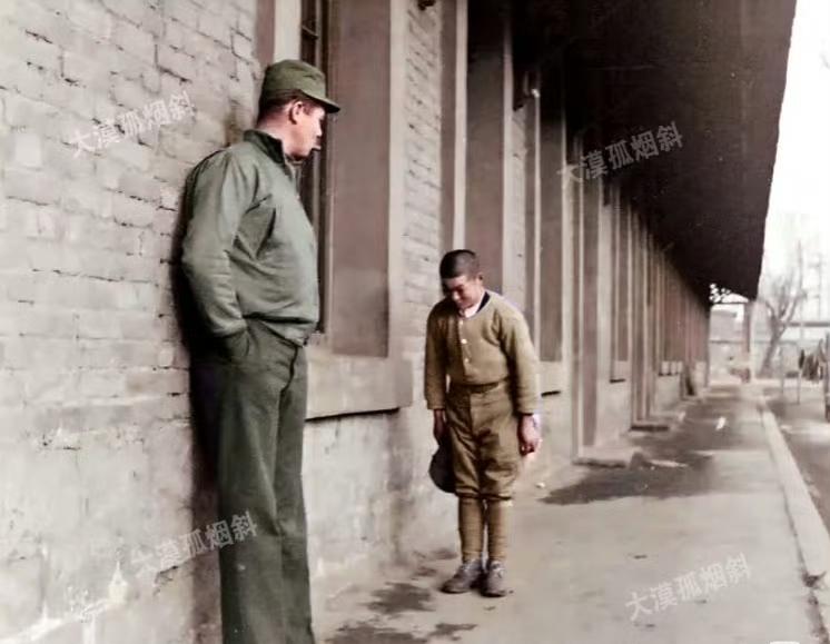 什么叫“畏威不畏德”？看看这张1945年10月在上海洋山码头美军仓库里拍摄的照片