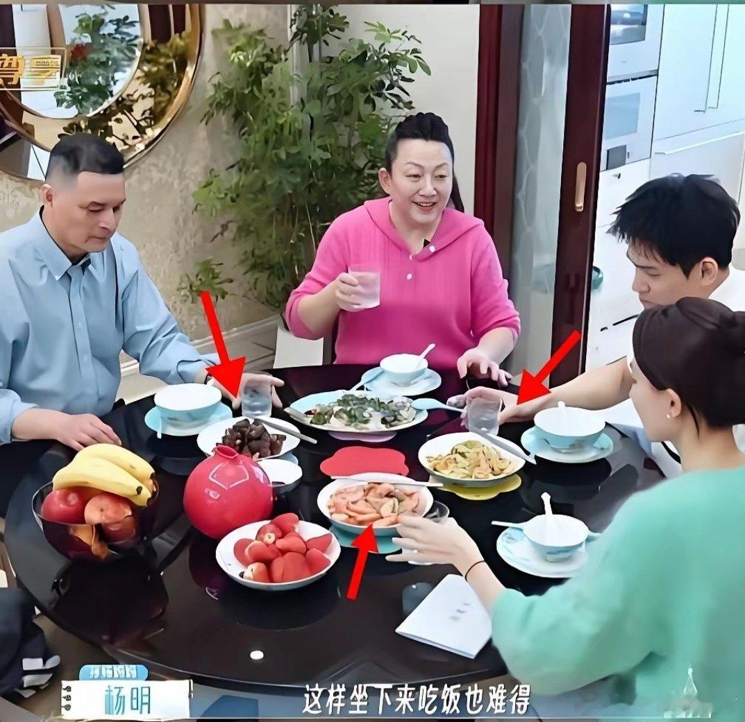 发现一个细节，孙杨家夹菜是用公筷的，每盘菜上面放一双银色公筷，先用公筷把菜夹到自