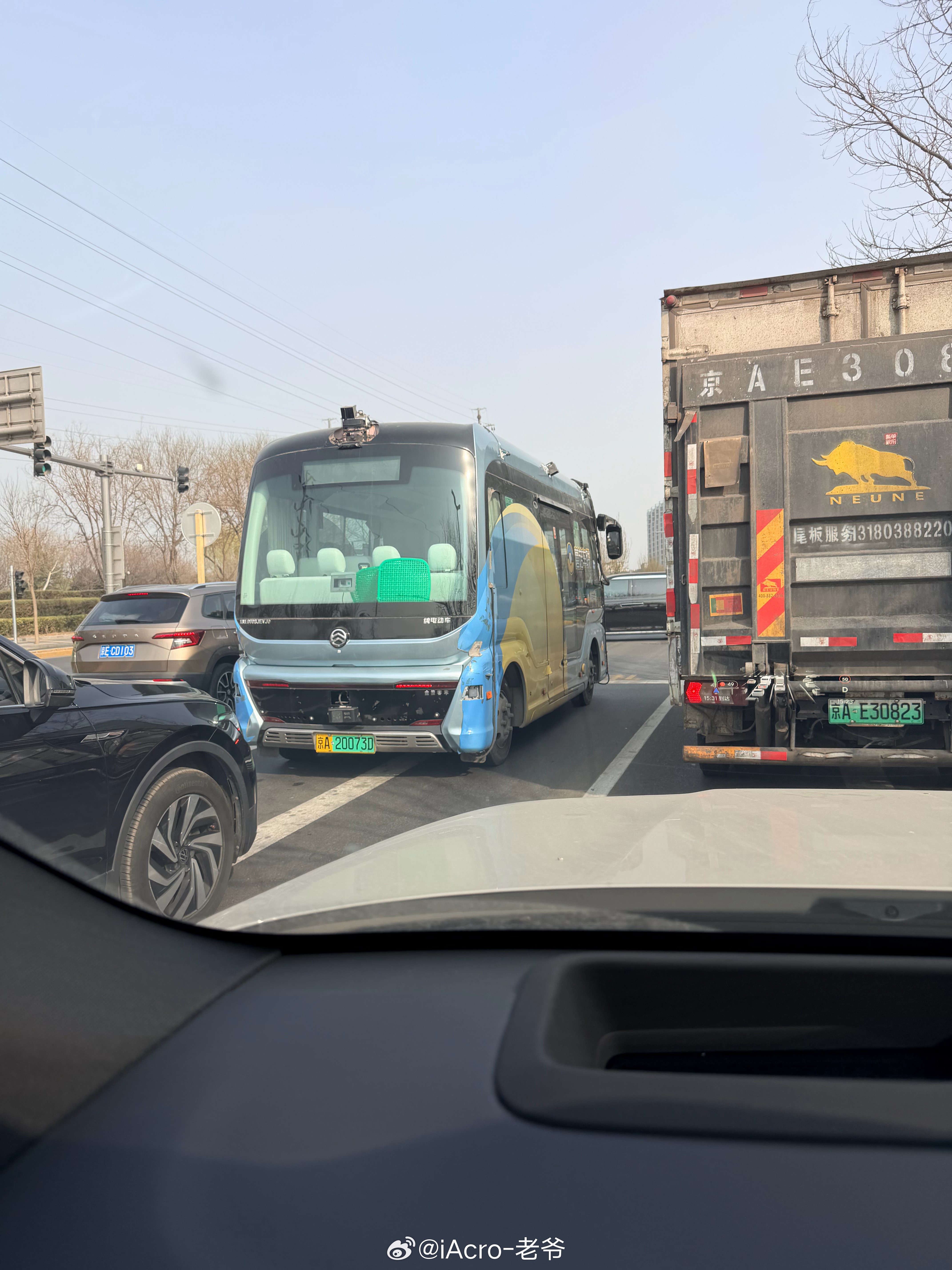 这车设计看着太像倒车前进了