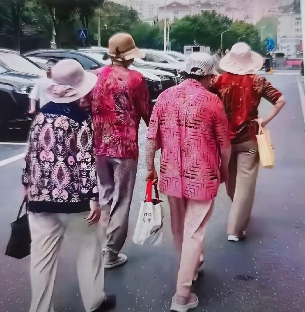 不明白这是老年妇女统一标配吗？她们穿得花里胡哨，大红大紫，墨镜、围巾、遮阳帽，这