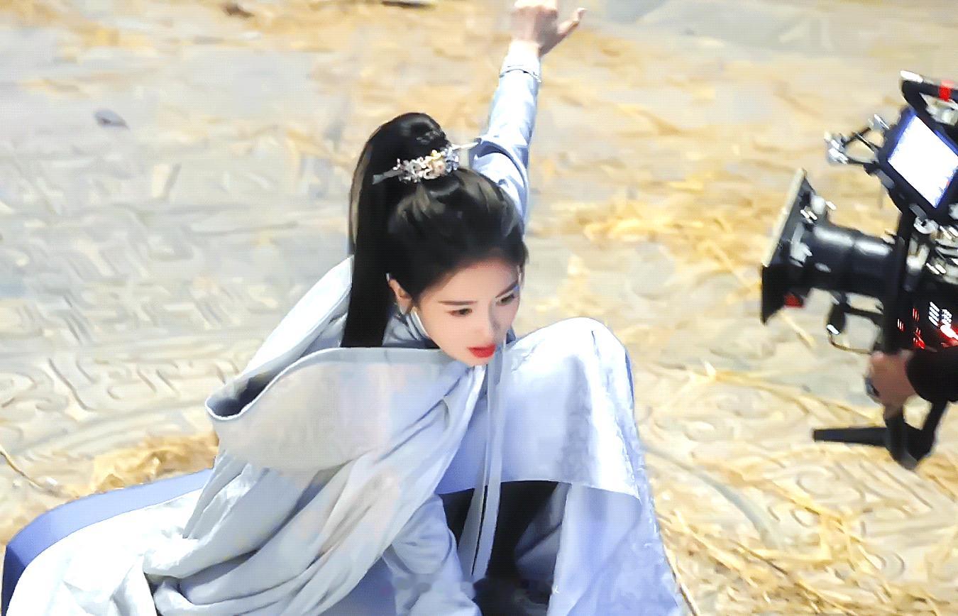 白鹿姐姐没到，香气先到了，现场的人说都幸福晕了，还是近距离看白鹿，都看不到毛孔，