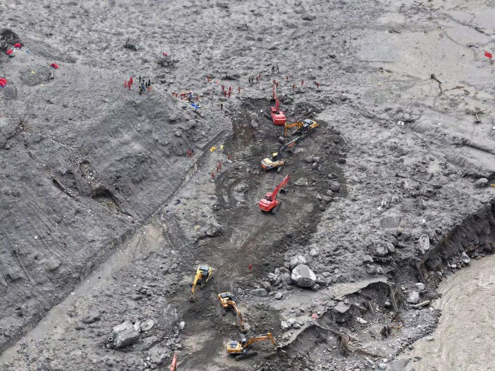 吉隆泥石流遇难21人失联541人数量还在增加……看这张图，在大自然面前，人，太渺