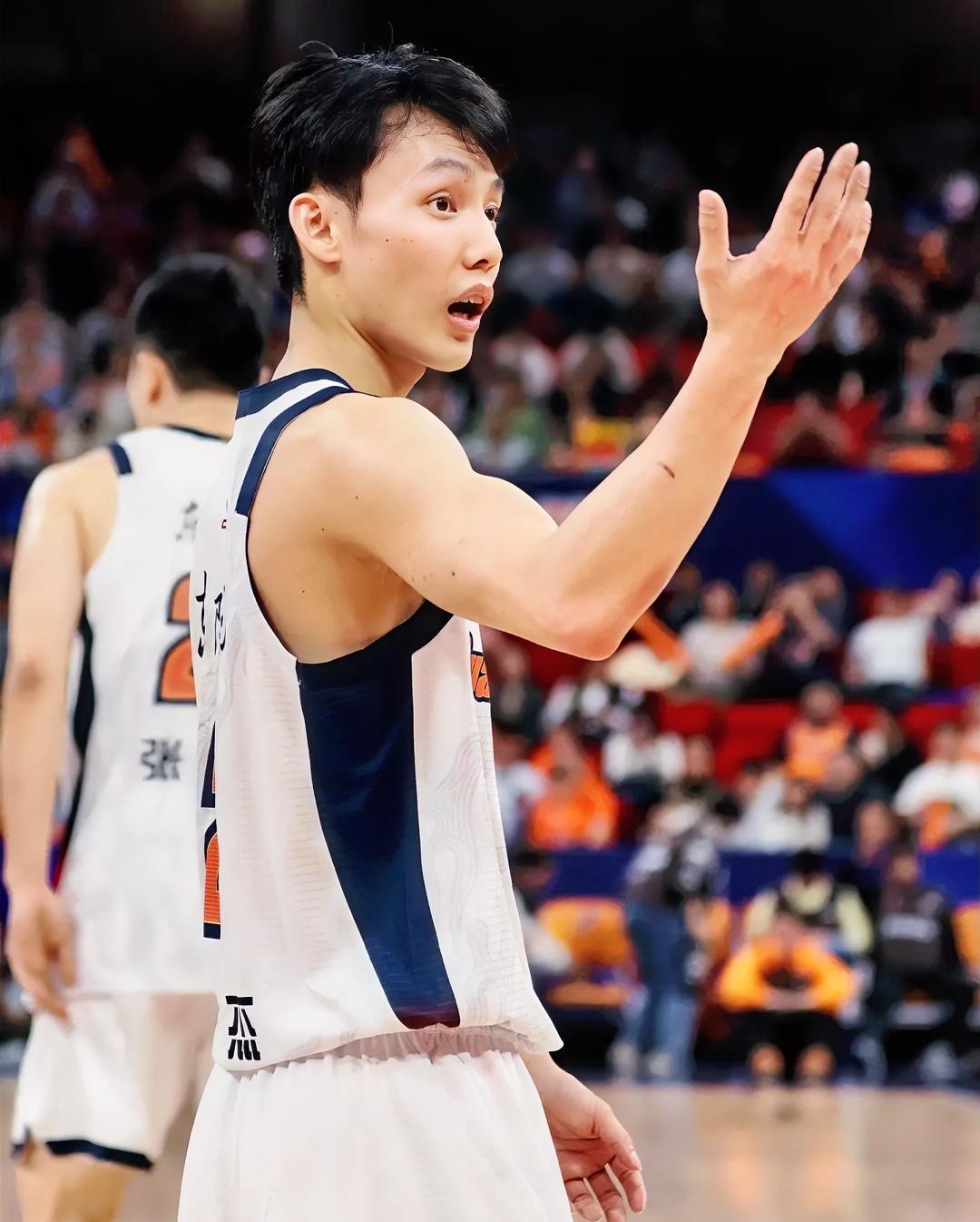 上海男篮主场恐遭CBA追罚？徐杰遭长时间辱骂家人，现场未及时制止引众怒。C