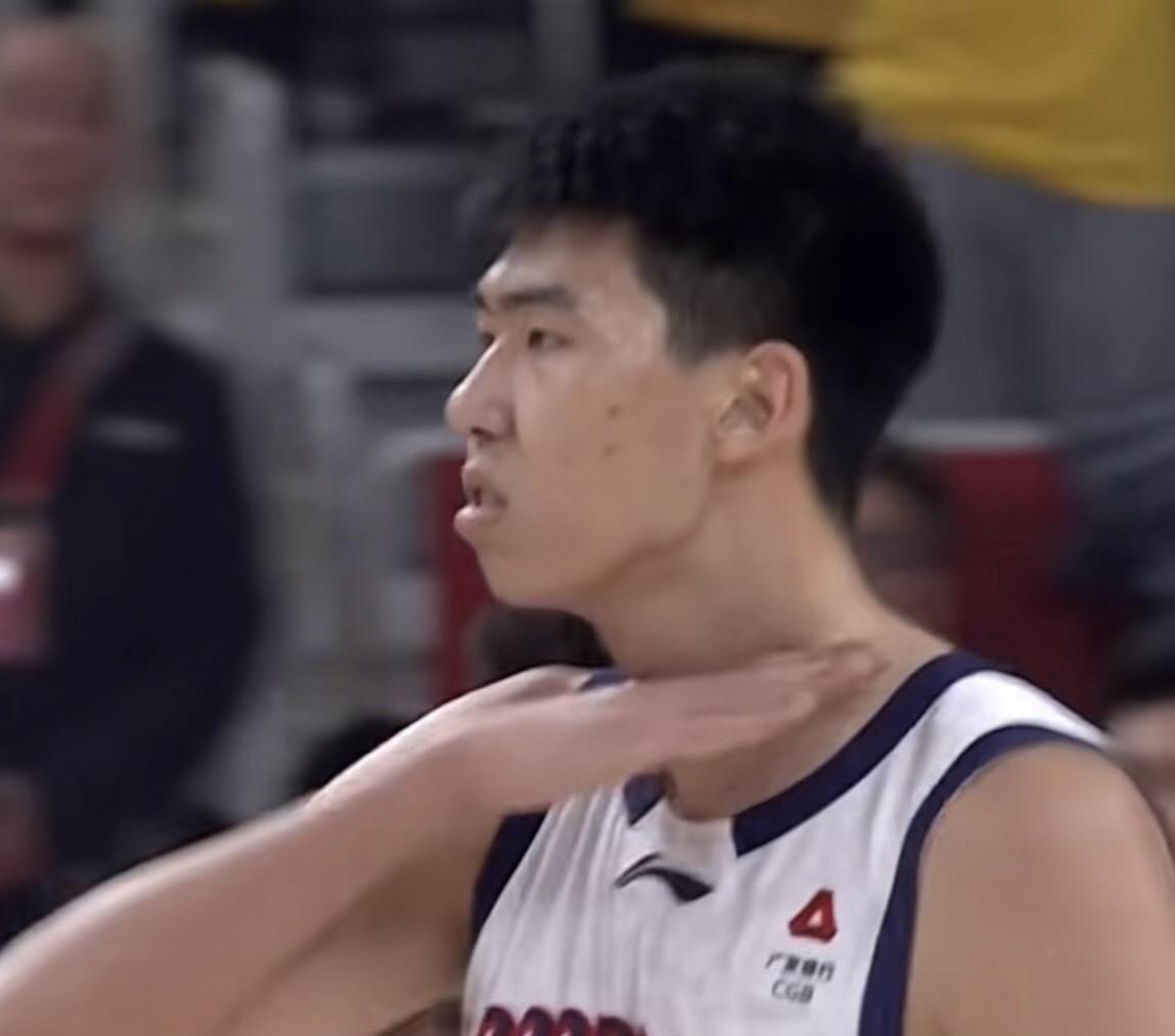 敢在客场球迷的“闹他”声里做割喉手势，换别人早缩脖子了。我一开始以为这小子就是