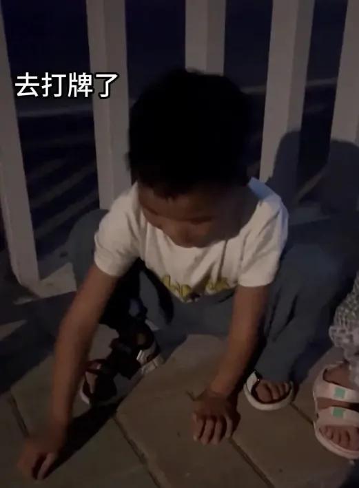 深夜街头，8岁哥哥牵着6岁妹妹的手，说在等爸爸，可爸爸打牌一天没归。这画面谁听了