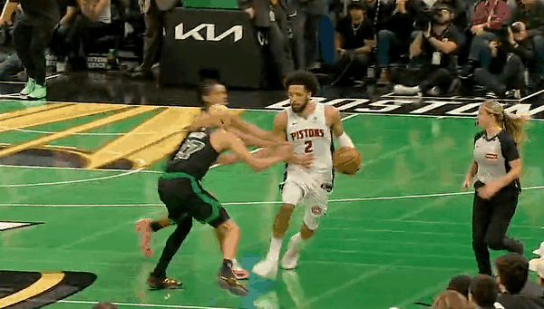 最后3.8秒，中圈位置，明显的点数战术硬吹三罚和之前雷霆打开拓者输的那场一样