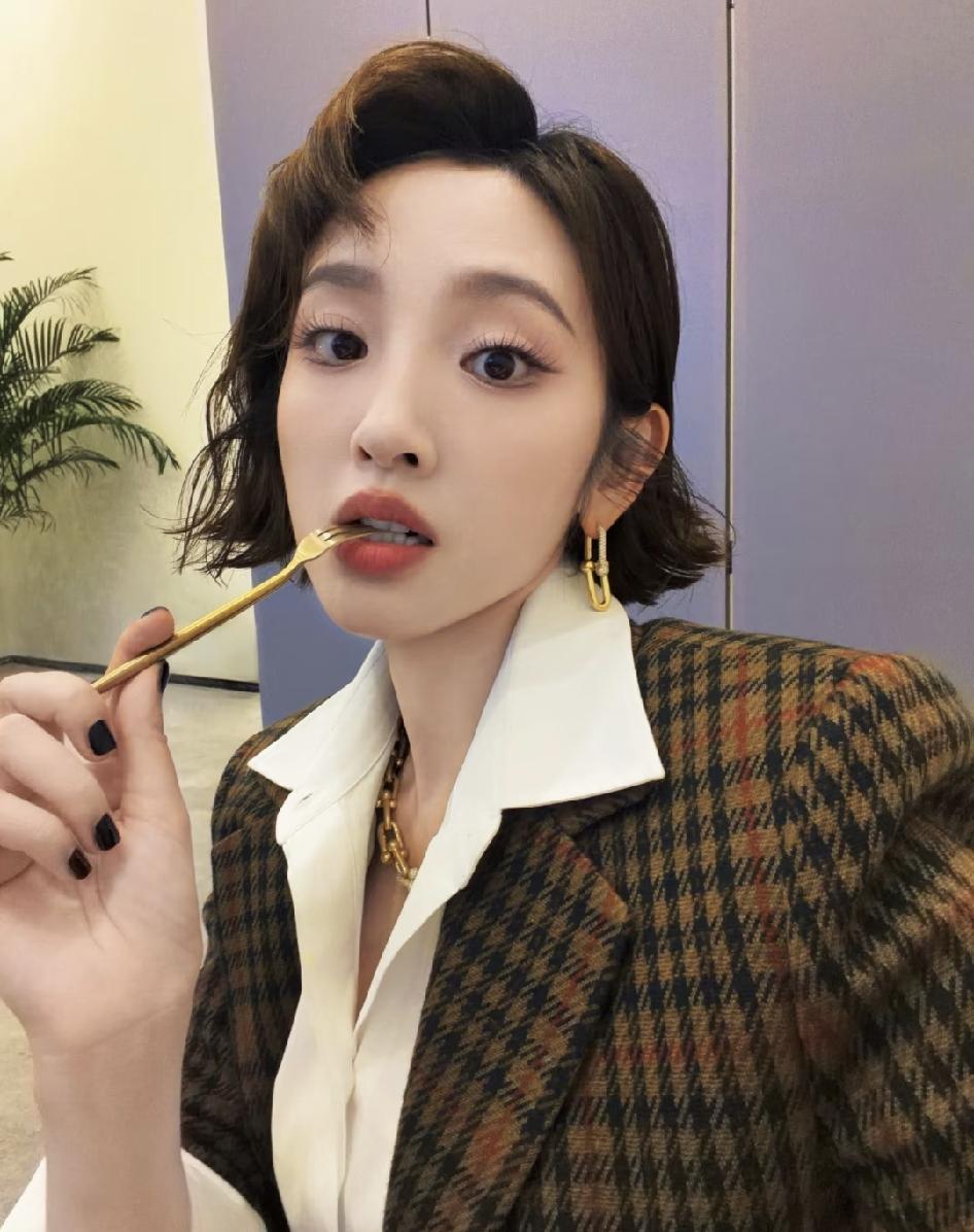 怎么回事啊？觉得唐艺昕越来越有范和洋气了。她穿一身复古老钱风，搭上金属色的蒂芙